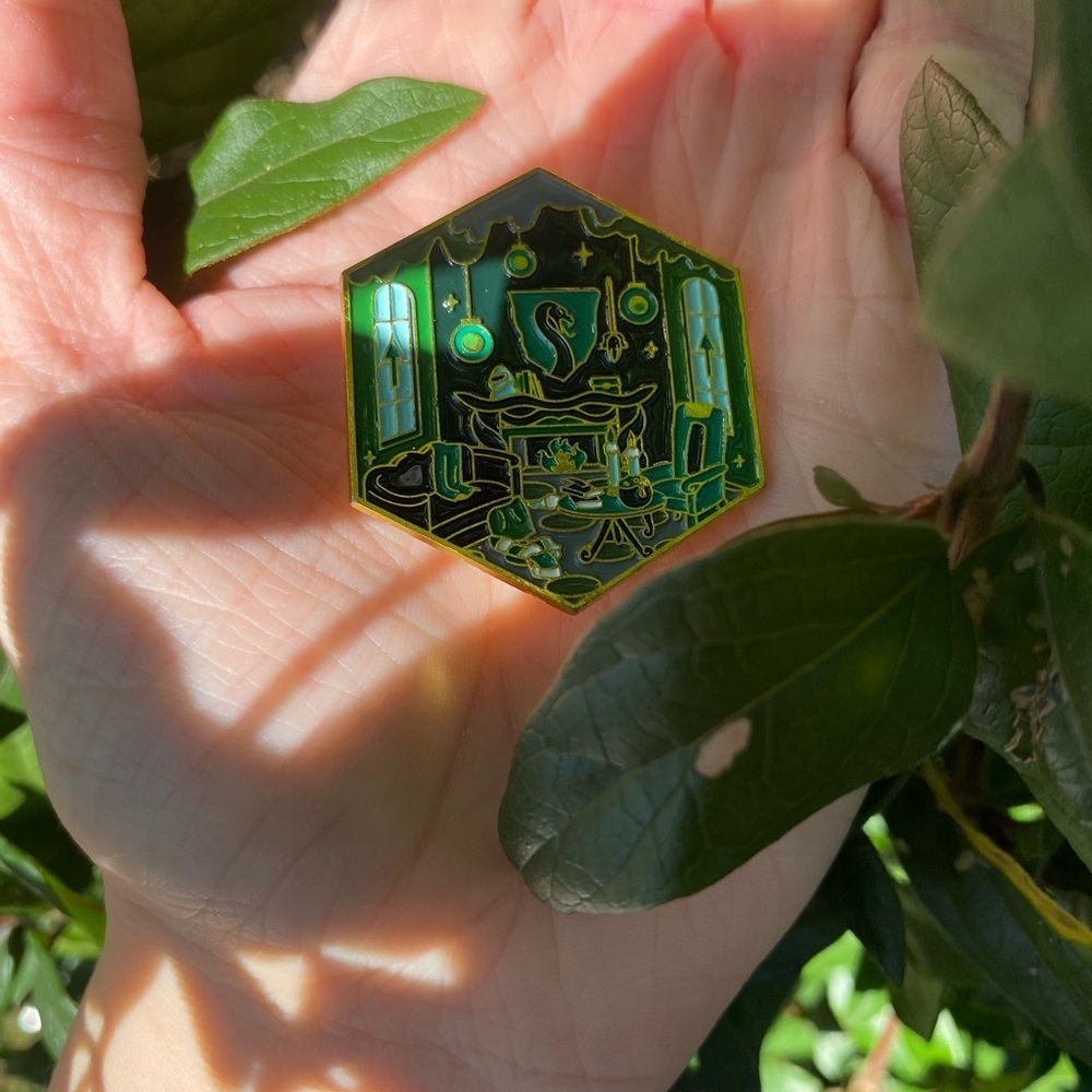 Harry Potter Slytherin common room texture details with Green and Gold Tone NWT - Picture 3 of 4